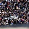 León XIV recorre la plaza de San Pedro en papamóvil antes de misa de inicio de pontificado
