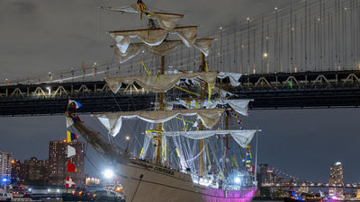 Dos muertos y 20 heridos al chocar un buque escuela mexicano contra el Puente de Brooklyn