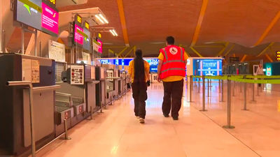 Los sintecho de Barajas cambian de planta ante las medidas de control impuestas por Aena