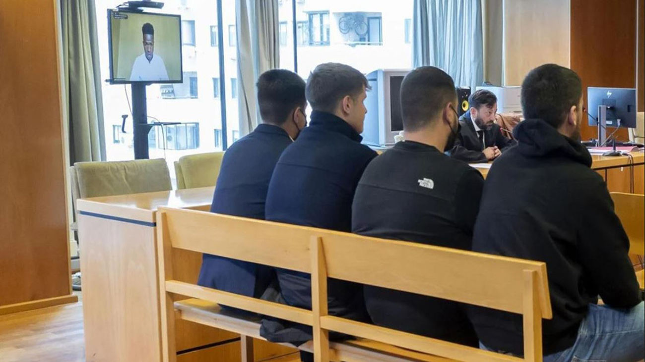 Vinicius declara que temió estar en peligro por el muñeco colgado con su imagen