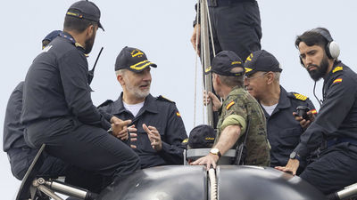 Felipe VI embarca en el submarino Isaac Peral S-81, el más innovador de la Armada
