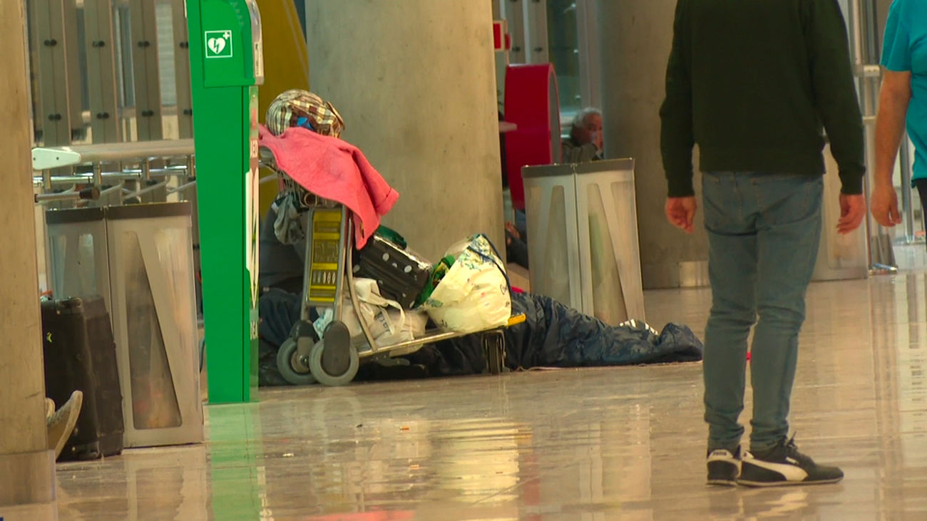 El 38% de quienes pernoctan en Barajas abandonan las terminales para acudir a su puesto de trabajo