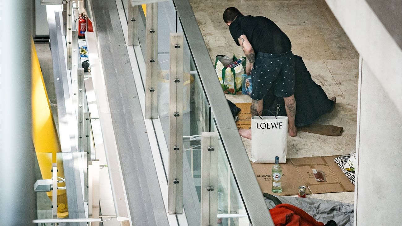 Una persona se prepara para pernoctar en la T4 del Aeropuerto Adolfo Suárez-Madrid Barajas
