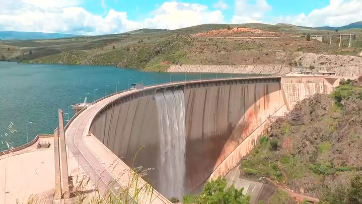 La presa de El Atazar desembalsando por su aliviadero superior / TELEMADRID