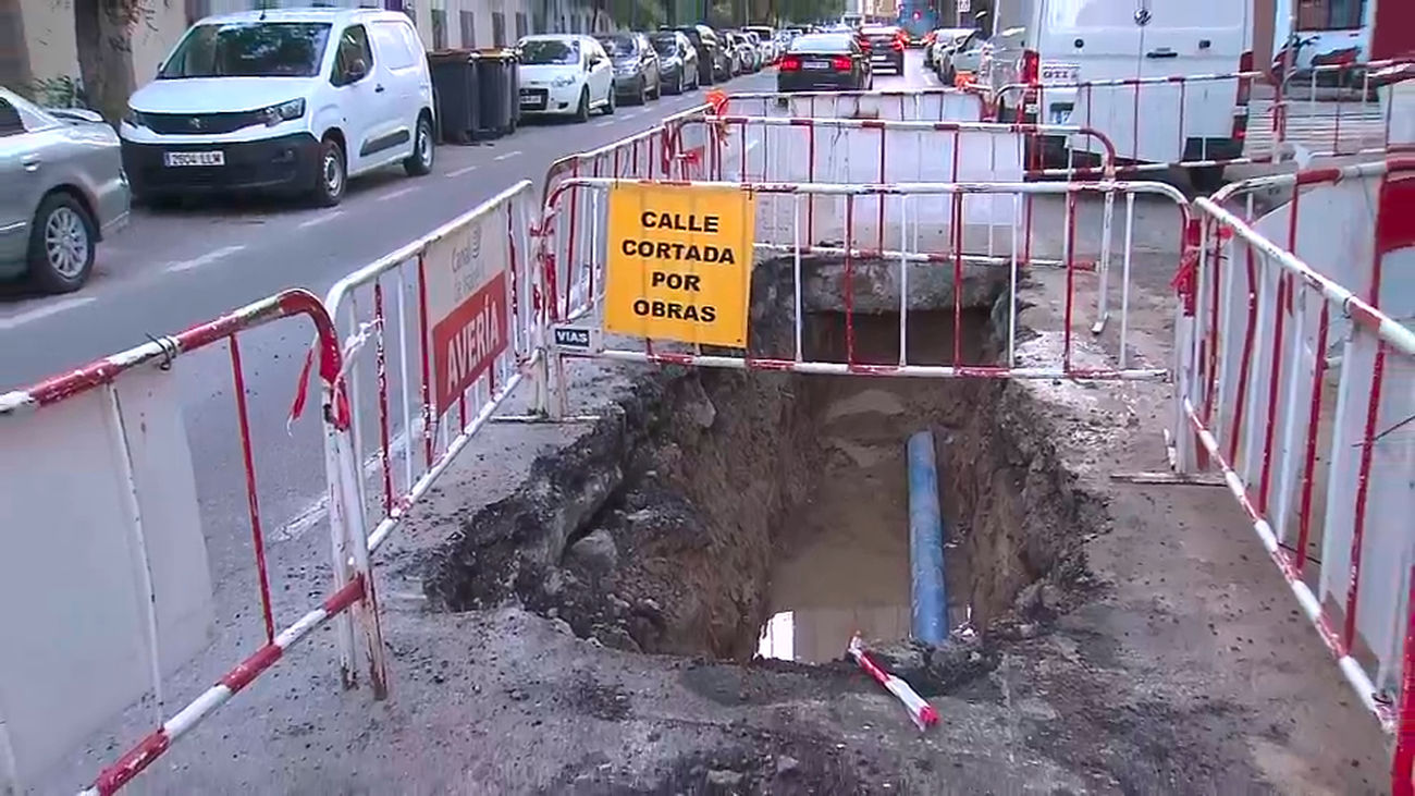 Los vecinos afectados por la rotura de una tubería en Aluche vuelven a tener luz y agua