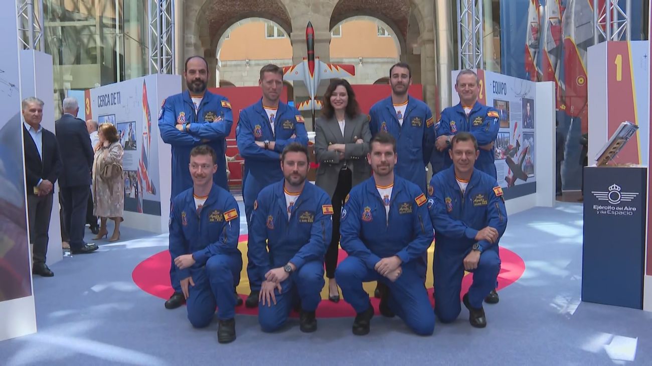 Ayuso inaugura la muestra que rinde homenaje a la Patrulla Águila por sus 40 años