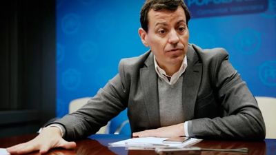 José Luis Bayo anuncia su candidatura para disputar a Feijóo la presidencia del PP