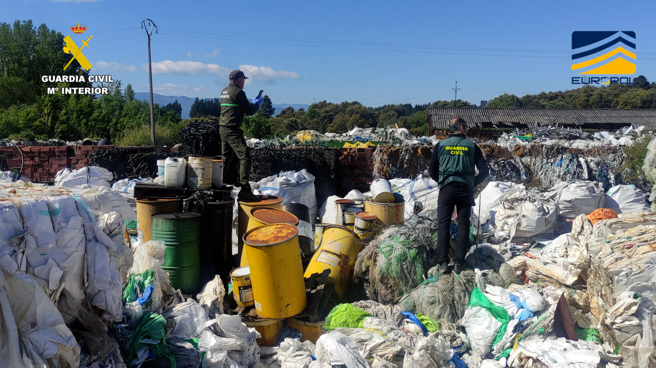 La Guardia Civil desmantela una red internacional de tráfico de residuos plásticos