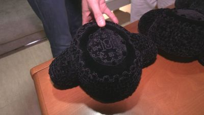 Edison Garzón, el único artesano de las monteras taurinas en España