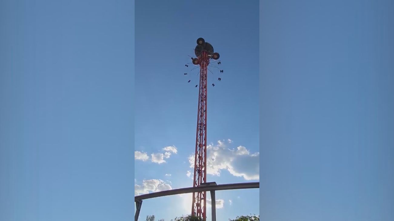 Susto en el Parque de Atracciones: colgados a 80 metros de altura por un fallo técnico