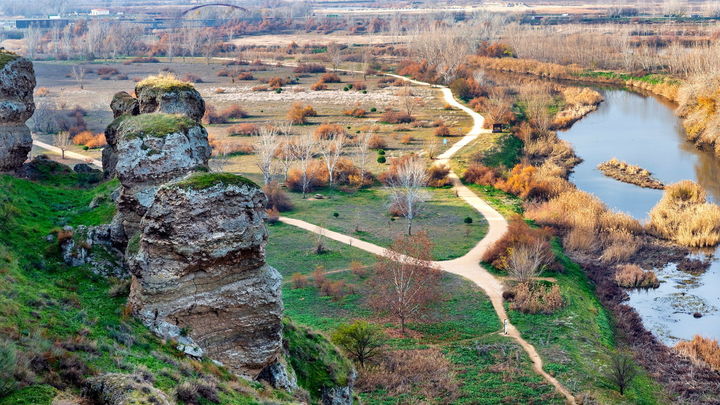 Paisaje de Titulcia con sus formaciones rocosas y el río Jarama / COMUNIDAD DE MADRID