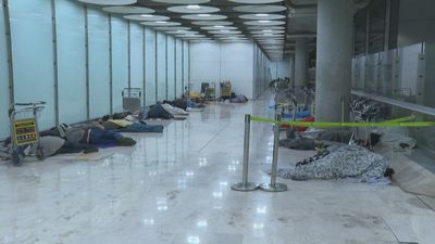 El Ayuntamiento monitoriza a 105 de las 400 personas que pernoctan en Barajas pero pocas aceptan ser trasladadas