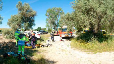 Un conductor de 82 años muere tras chocar su vehículo contra un árbol en Navalcarnero