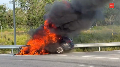 Arde un coche de gasoil junto a las cocheras del Metro Ligero en la Ciudad de la Imagen