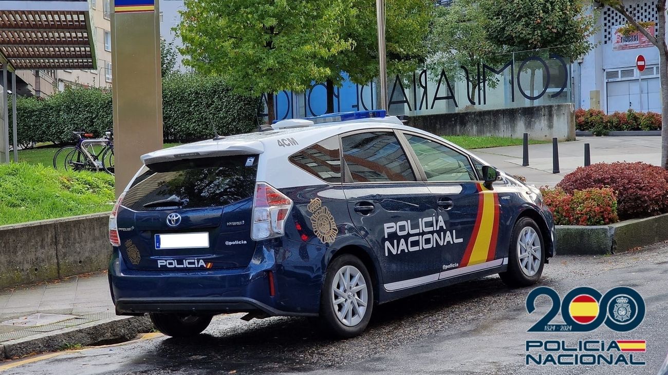 Vehículo policial frente a la Comisaría de Vigo