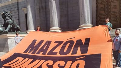 Jóvenes de Compromís despliegan una pancarta en la puerta del Congreso exigiendo la dimisión de Mazón