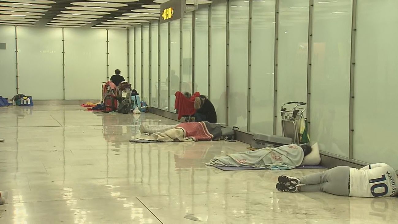 Decenas de sintecho duermen en Barajas pese al cierre nocturno: "Adelantan su hora de llegada"