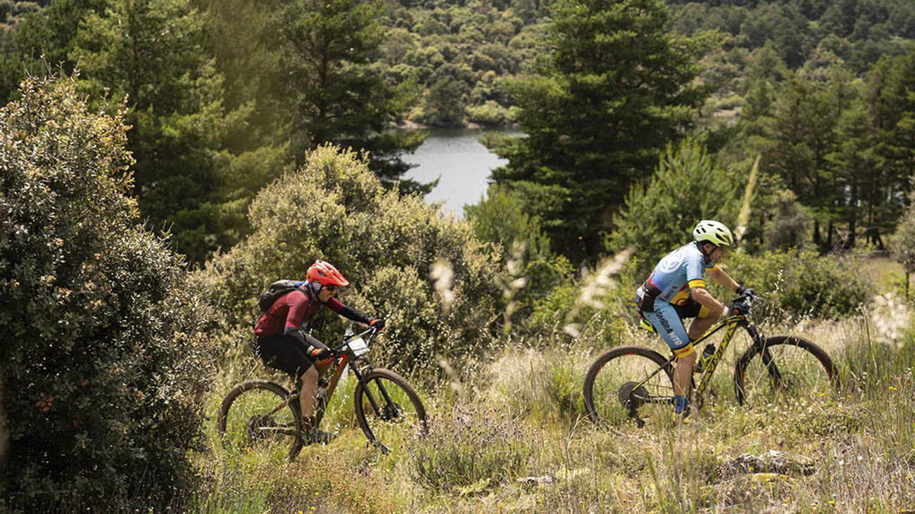 Dos ciclistas en un tramo de los 117 kilómetros por los que transcurre la Madrid-Segovia MBT