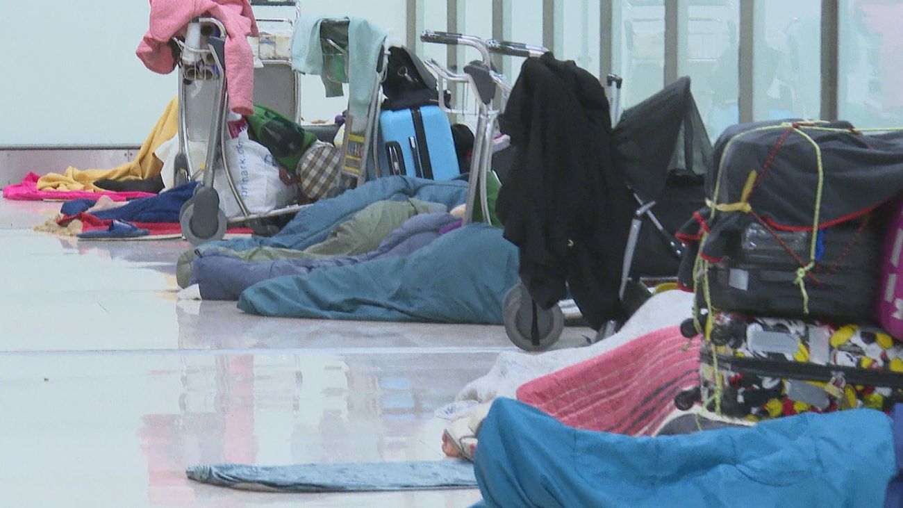 El Ayuntamiento de Madrid califica de "absoluta temeridad tener a 400 personas sin identificar en Barajas"