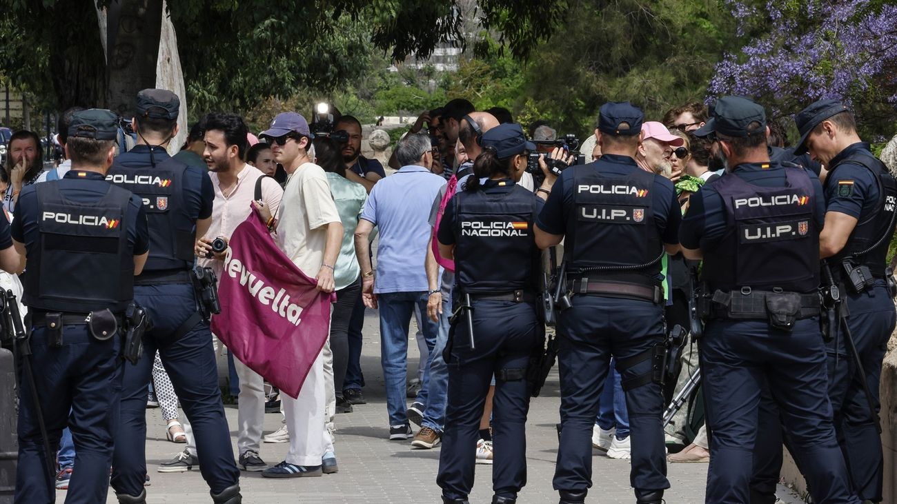 Abucheos a Sánchez ante la Delegación del Gobierno en Valencia donde se ha reunido con víctimas de la dana