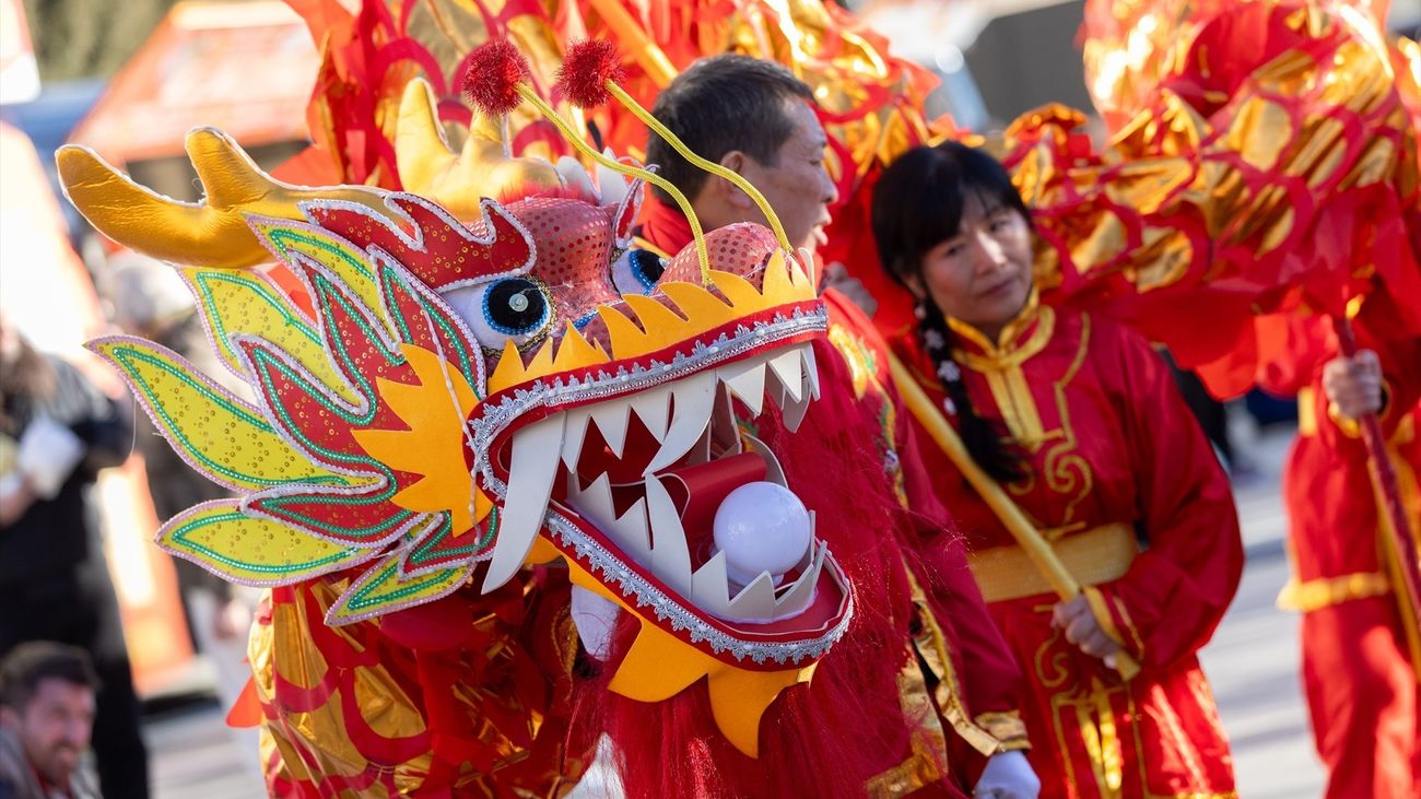 Varias personas llevan un dragón