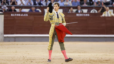 Solo un buen sobrero, desperdiciado, entre el tedio de una descastada y larga corrida