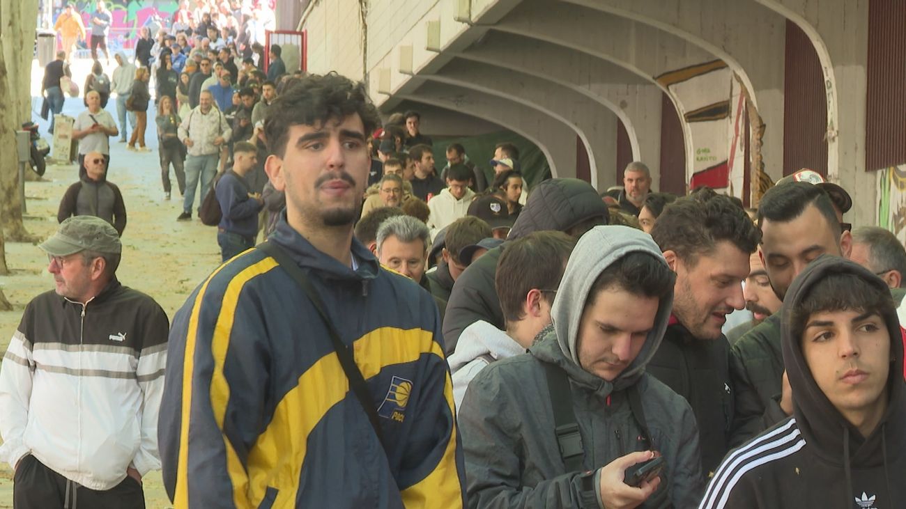 Enormes colas en Vallecas, nadie quiere perderse el partido contra el Mallorca
