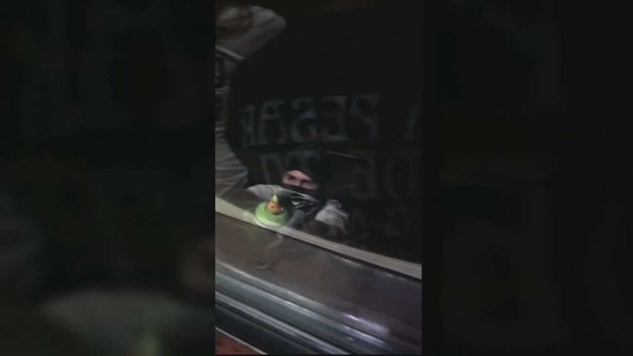 Unos grafiteros detienen el Metro en la L6 para pintar los vagones