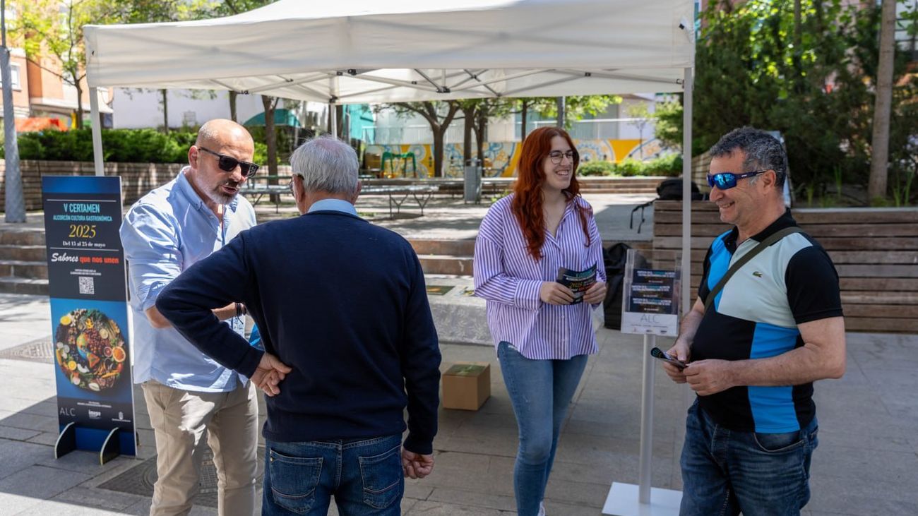 Carpa informativa sobre el certamen gastronómico de Alacorcón