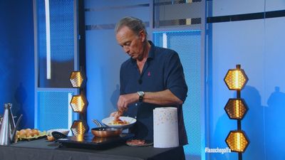 Duelo de fogones en 'La noche golfa': Bertín Osborne y Miguel Lago compiten por los mejores huevos rotos