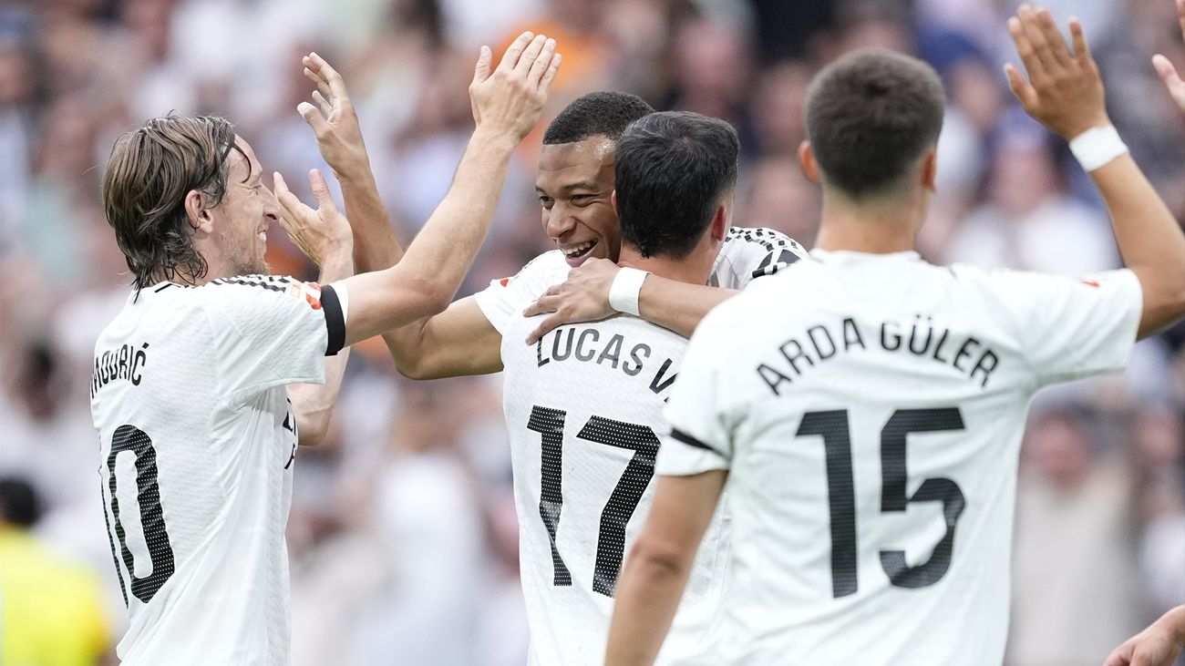 Mbappé celebra con Modric uno de sus goles a la Real Sociedad en el Bernabéu