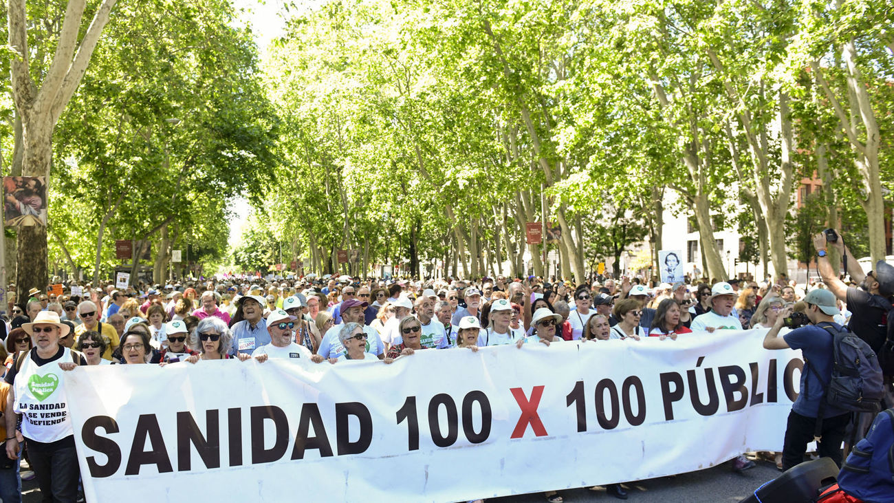 Miles de personas  marchan por Madrid en defensa de la sanidad pública
