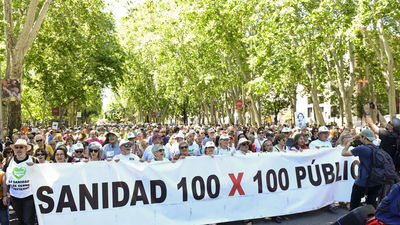 Miles de personas  marchan por Madrid en defensa de la sanidad pública