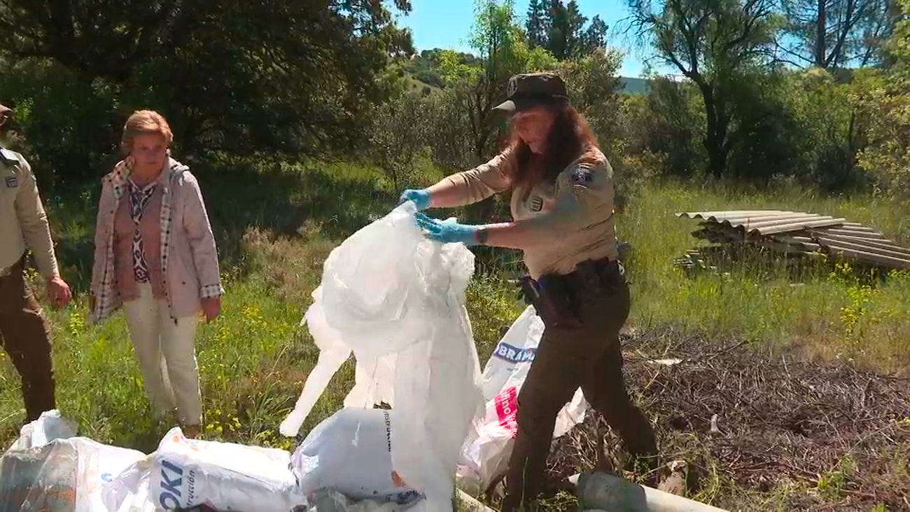 La lucha de los agentes forestales contra la plaga de los vertidos ilegales en la Comunidad de Madrid