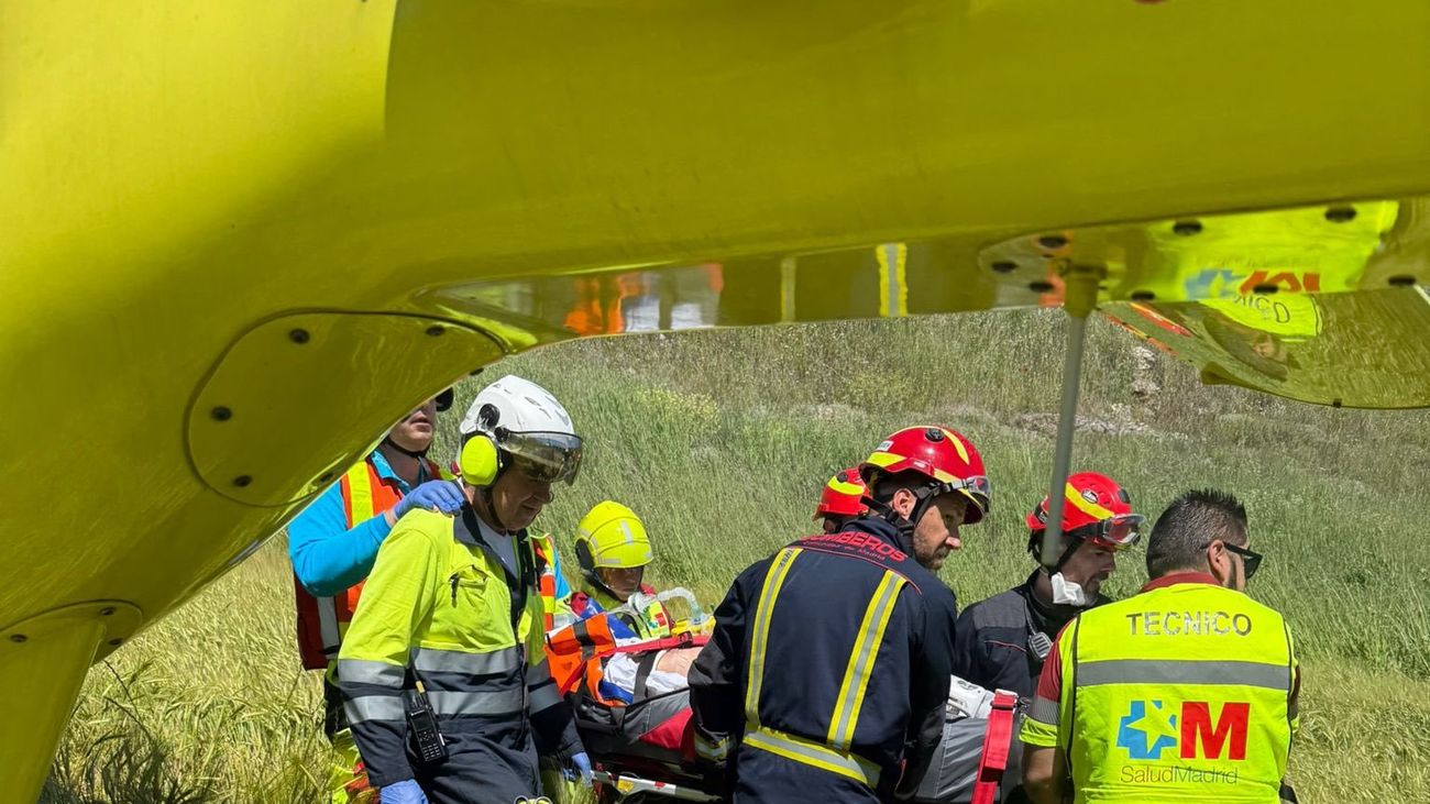 Un motorista de 31 años, muy grave tras caer por un terraplén de 15 metros en Olmeda de las Fuentes