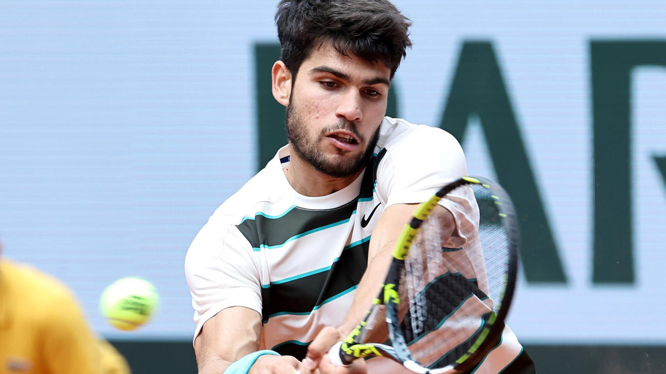 Notable alto de Alcaraz en su debut en Roland Garros ante Zeppieri