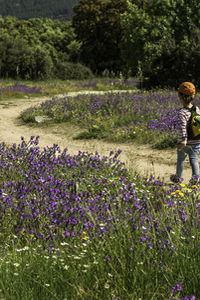 Dos niños caminando por la naturaleza