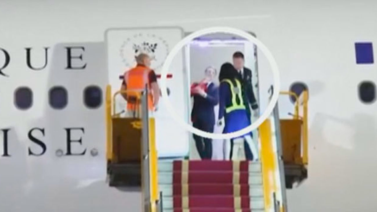 Macron recibe un cachete de su mujer a su llegada a Vietnam