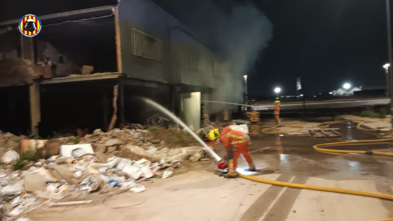 Encuentran con vida a una persona sin hogar y a su perro dentro de la nave incendiada de Torrent