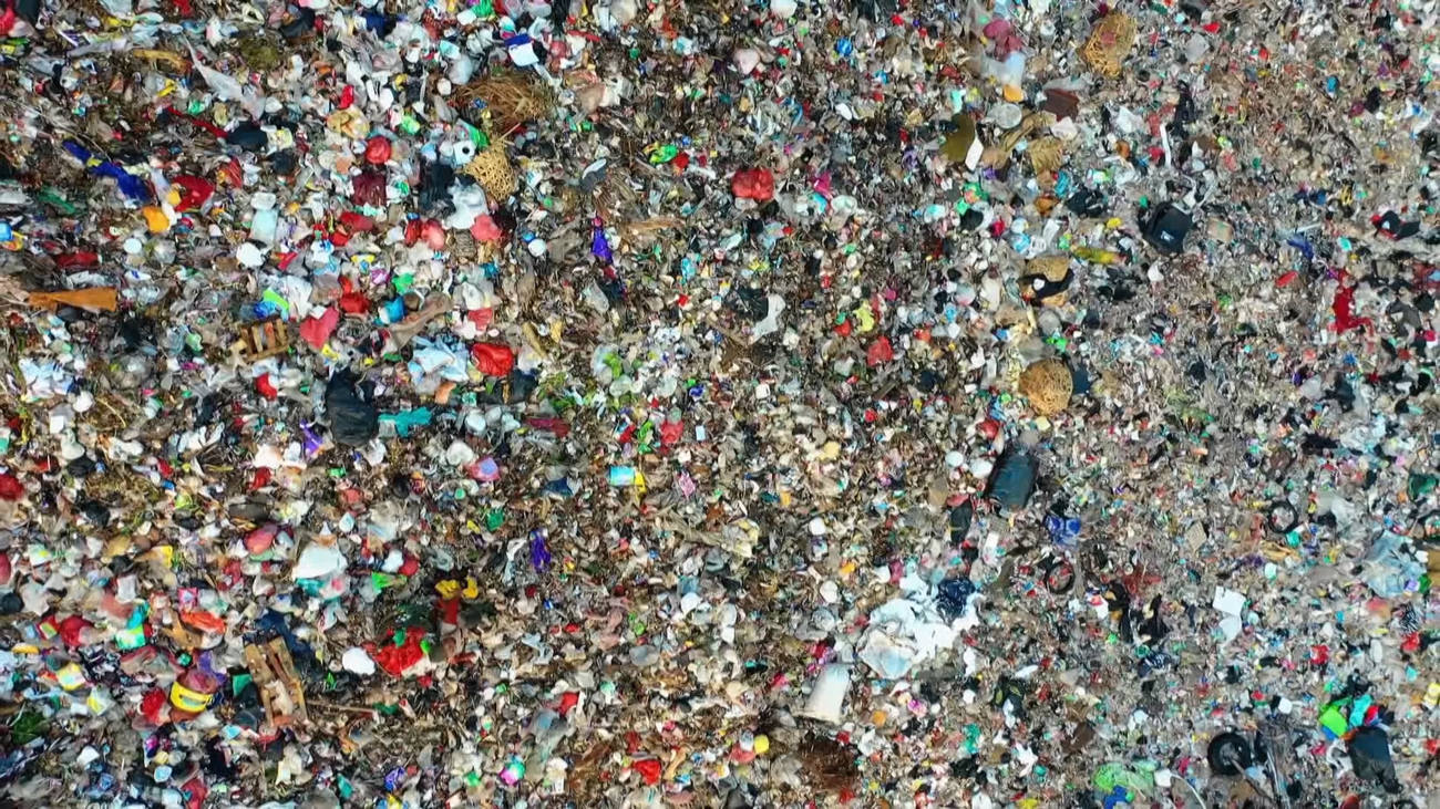 ¿Estamos comiendo microplásticos? Lo que debes saber sobre sus riesgos para la salud