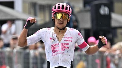 Carapaz incendia el Giro,  Del Toro contra las cuerdas y Ayuso se hunde