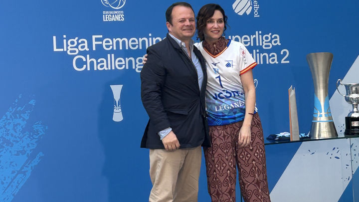Ayuso con el presidente del Voleibol Leganés / VOLEIBOL LEGANES