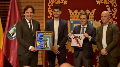 El Rayo Vallecano visita el Ayuntamiento de Madrid tras clasificarse para la Conference