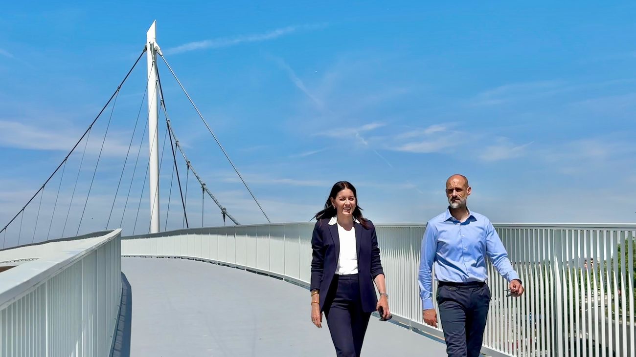 Abierta la nueva pasarela peatonal que conecta Roza Martín con el centro de Majadahonda