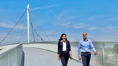 Abierta la nueva pasarela peatonal que conecta Roza Martín con el centro de Majadahonda