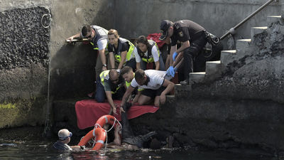Nueva tragedia en El Hierro: mueren cuatro mujeres y tres niñas al volcar su cayuco en el puerto