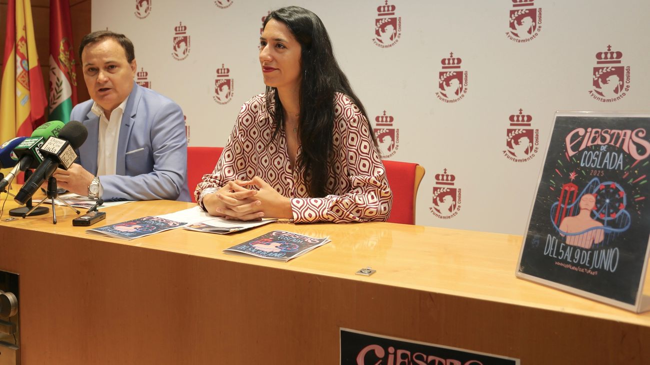 El alcalde de Coslada, Ángel Viveros, y la concejal de Cultura y Fiestas, Emi Escudero