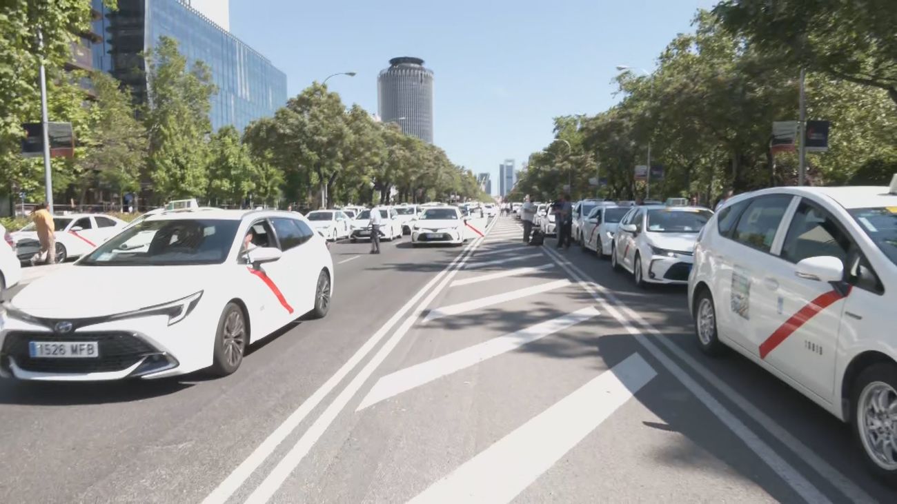 Miles de taxistas marchan en Madrid contra las 8.500 nuevas licencias de VTC a Cabify