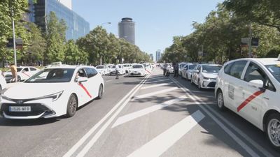Miles de taxistas marchan en Madrid contra las 8.500 nuevas licencias de VTC a Cabify