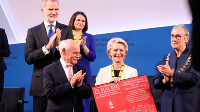 Ursula von der Leyen recibe el Premio Carlomagno por su liderazgo y su contribución a la cohesión de la UE